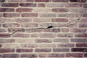 女人夢見牆壁裂縫