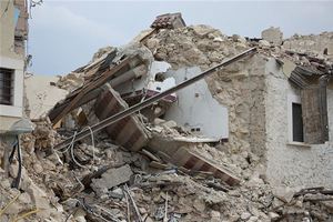 夢見牆倒塌砸到人