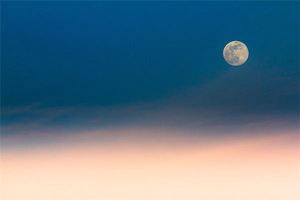 夢見月在半空中大放光彩