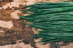 夢見自己拿韭菜