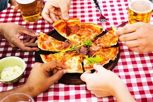 夢見很多人吃飯