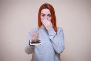 夢見自己梳頭掉頭髮