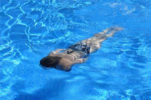 夢見在游泳池游泳